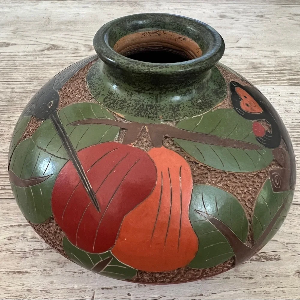 San Juan de Oriente Nicaraguan Pottery Vase, Flowers Hummingbird Carved Etched